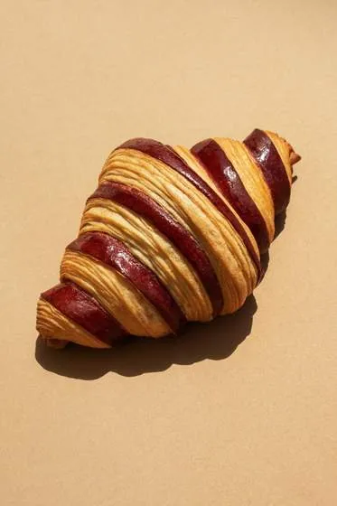 Cornetto sfogliato con confettura ai frutti rossi