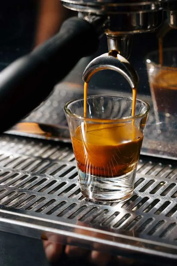 Espresso in estrazione dalla macchina