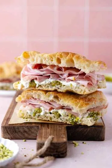 Panino in focaccia con mortadella