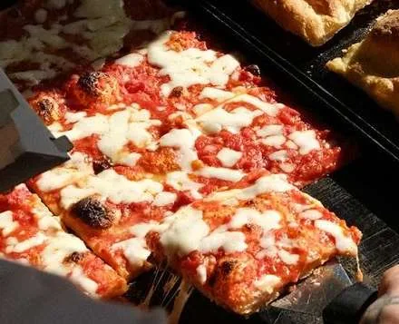 Pizza al taglio appena sfornata