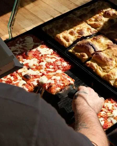 Pizza al taglio servita al bancone