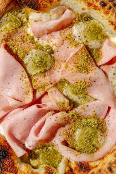 Pizza con mortadella e granella di pistacchio