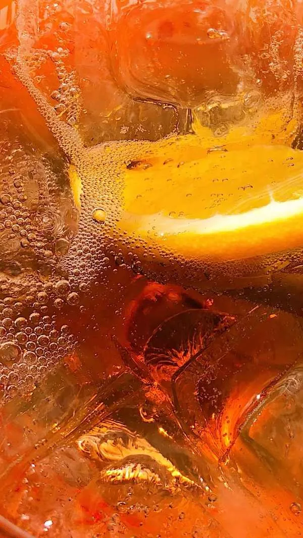 Spritz con ghiaccio e fetta di limone in primo piano